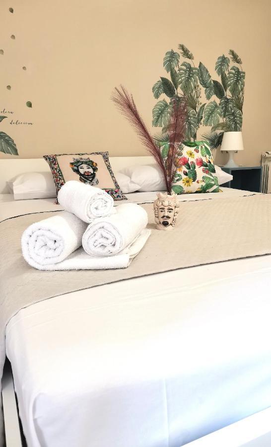 A Due Passi Dal Centro Sweet Rooms Agrigent Exterior foto