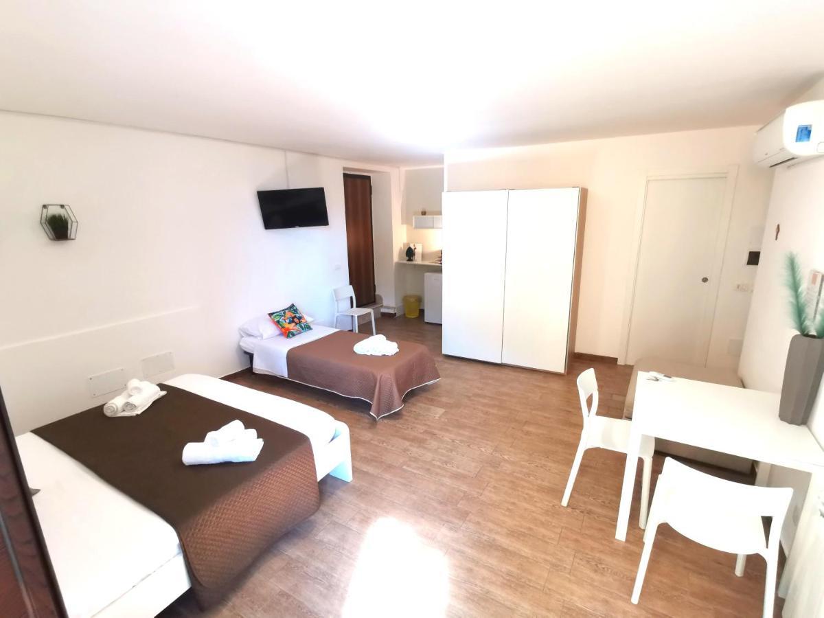 A Due Passi Dal Centro Sweet Rooms Agrigent Exterior foto