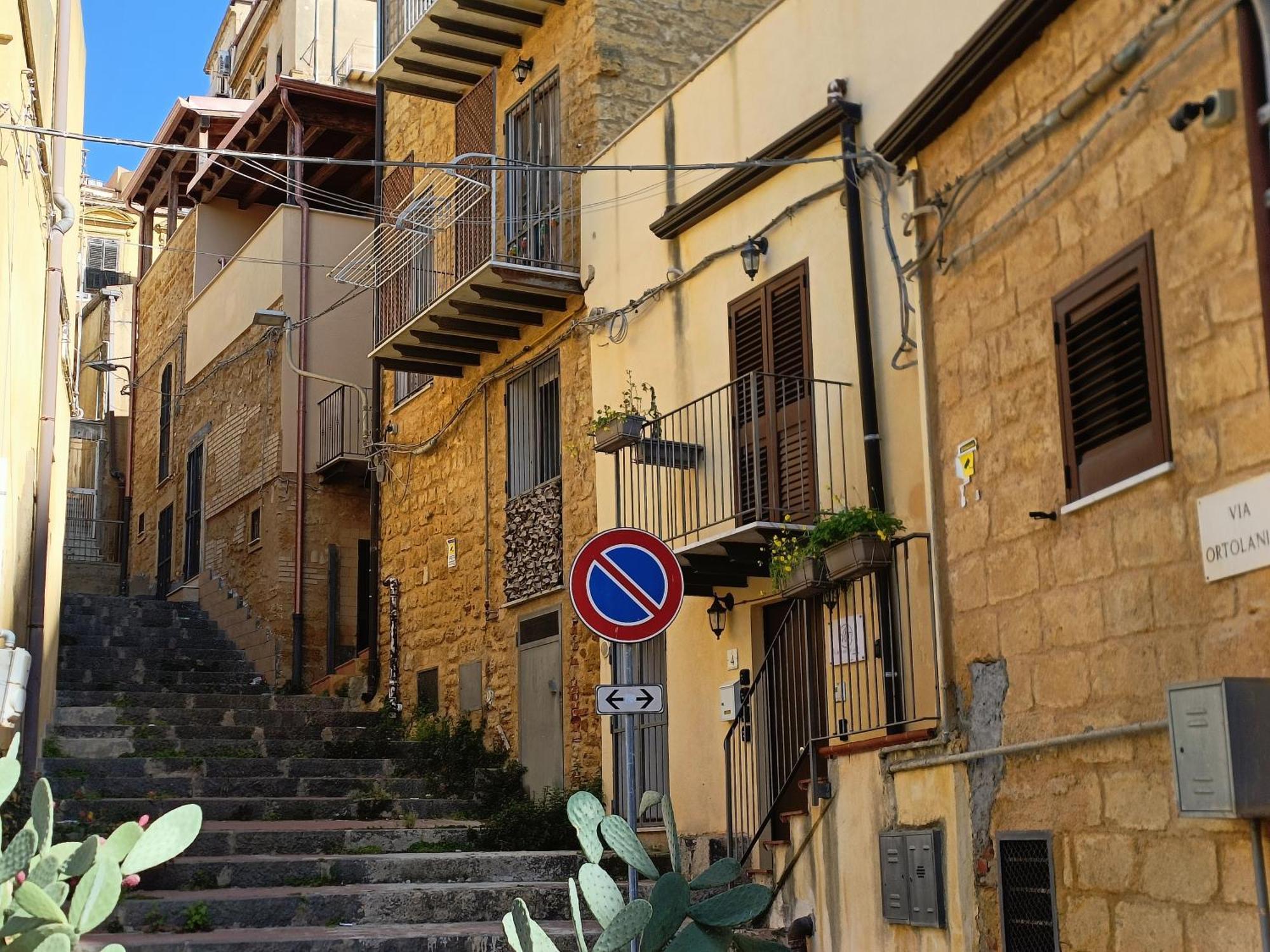 A Due Passi Dal Centro Sweet Rooms Agrigent Exterior foto